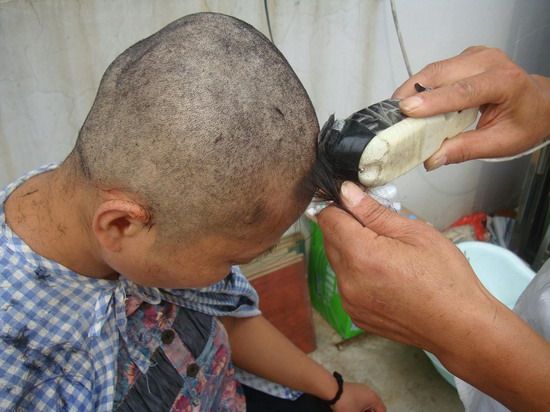 haohaizi cut 1.2 meter long hair to bald