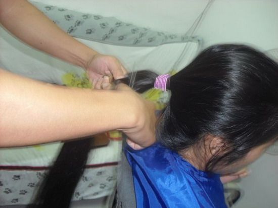 lianfaren cut young student's long hair
