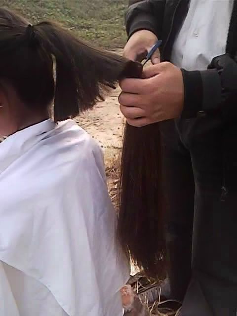 yidaoqi cut young student's long hair